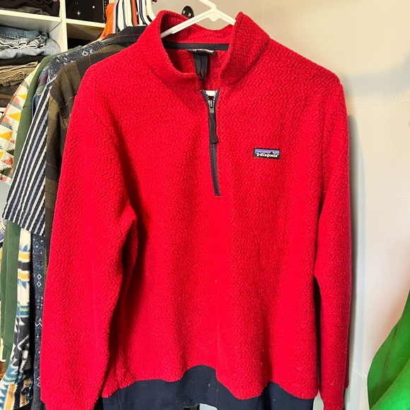 Red Patagonia sweater - Picture 3 of 4